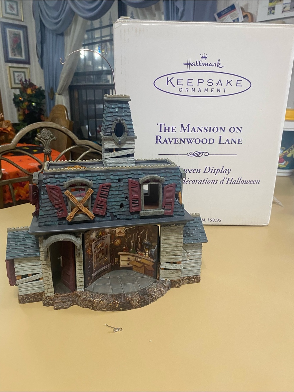 Hallmark Keepsake The Mansion on Ravenwood Lane Display + 7 ornaments